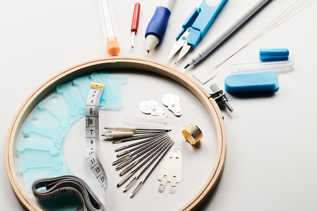 zestaw nici i igieł