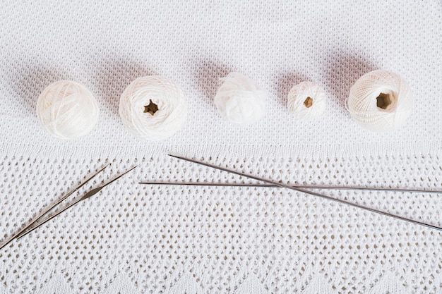 ręka haftująca wzór